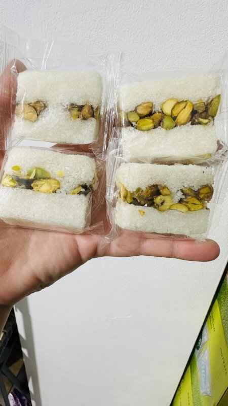 4 حبات من بقلاوه جوز الهند بدون سكر مضاف