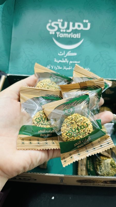 5حبات كرات التمر بالسمسم بحشوه الطحينيه بدون سكر مضاف بدون محليات